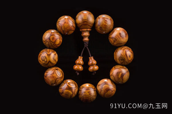 黄花梨手串3.jpg?x-oss-process=image/auto-orient,1/quality,q_90/watermark,image_dXBsb2Fkcy93YXRlcl9tYXJrL2ppdXl1LnBuZz94LW9zcy1wcm9jZXNzPWltYWdlL3Jlc2l6ZSxQXzM1L2JyaWdodCw4NA,x_12,y_18