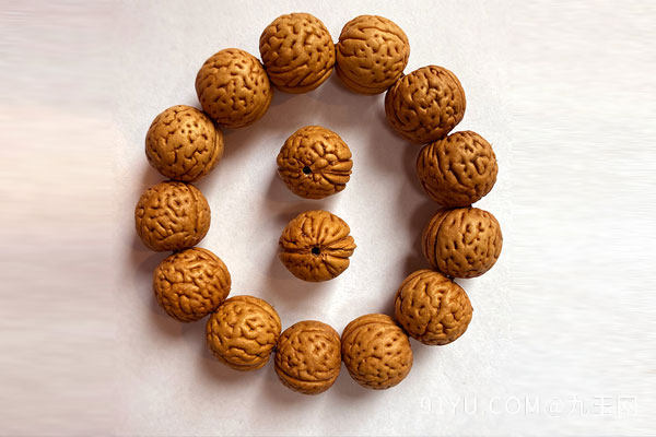 核桃(胡桃)手串2.jpg?x-oss-process=image/auto-orient,1/quality,q_90/watermark,image_dXBsb2Fkcy93YXRlcl9tYXJrL2ppdXl1LnBuZz94LW9zcy1wcm9jZXNzPWltYWdlL3Jlc2l6ZSxQXzM1L2JyaWdodCw4NA,x_12,y_18