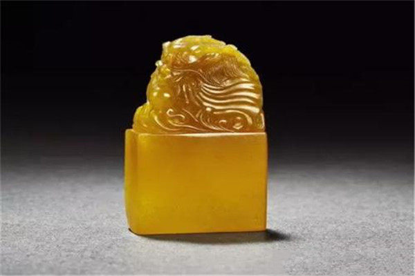 寿山石和黄玉2.jpg?x-oss-process=image/auto-orient,1/quality,q_90/watermark,image_dXBsb2Fkcy93YXRlcl9tYXJrL2ppdXl1LnBuZz94LW9zcy1wcm9jZXNzPWltYWdlL3Jlc2l6ZSxQXzM1L2JyaWdodCw4NA,x_12,y_18