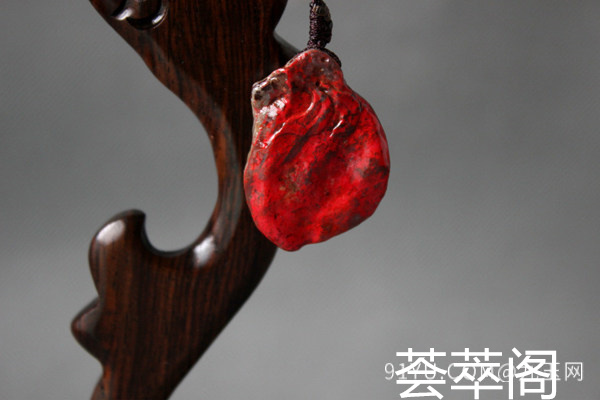 鸡血石挂件.jpg?x-oss-process=image/auto-orient,1/quality,q_90/watermark,image_dXBsb2Fkcy93YXRlcl9tYXJrL2ppdXl1LnBuZz94LW9zcy1wcm9jZXNzPWltYWdlL3Jlc2l6ZSxQXzM1L2JyaWdodCw4NA,x_12,y_18