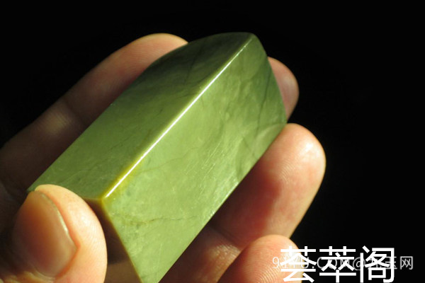 绿色青田石.jpg?x-oss-process=image/auto-orient,1/quality,q_90/watermark,image_dXBsb2Fkcy93YXRlcl9tYXJrL2ppdXl1LnBuZz94LW9zcy1wcm9jZXNzPWltYWdlL3Jlc2l6ZSxQXzM1L2JyaWdodCw4NA,x_12,y_18