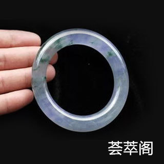 女人佩戴翡翠好不好