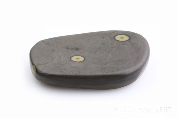 端砚梅花坑石眼原石.jpg?x-oss-process=image/auto-orient,1/quality,q_90/watermark,image_dXBsb2Fkcy93YXRlcl9tYXJrL2ppdXl1LnBuZz94LW9zcy1wcm9jZXNzPWltYWdlL3Jlc2l6ZSxQXzM1L2JyaWdodCw4NA,x_12,y_18