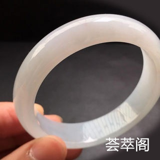 翡翠手镯戴久了会变颜色吗