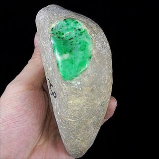 翡翠原石能用砂纸打磨吗