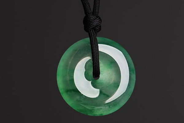 翡翠平安扣2.jpg?x-oss-process=image/auto-orient,1/quality,q_90/watermark,image_dXBsb2Fkcy93YXRlcl9tYXJrL2ppdXl1LnBuZz94LW9zcy1wcm9jZXNzPWltYWdlL3Jlc2l6ZSxQXzM1L2JyaWdodCw4NA,x_12,y_18