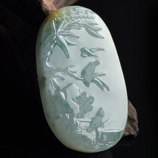 女士佩戴翡翠竹节寓意