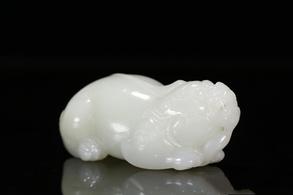 和田玉貔貅.jpg?x-oss-process=image/auto-orient,1/quality,q_90/watermark,image_dXBsb2Fkcy93YXRlcl9tYXJrL2ppdXl1LnBuZz94LW9zcy1wcm9jZXNzPWltYWdlL3Jlc2l6ZSxQXzM1L2JyaWdodCw4NA,x_12,y_18