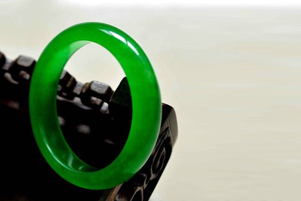 帝王绿翡翠手镯.jpg?x-oss-process=image/auto-orient,1/quality,q_90/watermark,image_dXBsb2Fkcy93YXRlcl9tYXJrL2ppdXl1LnBuZz94LW9zcy1wcm9jZXNzPWltYWdlL3Jlc2l6ZSxQXzM1L2JyaWdodCw4NA,x_12,y_18