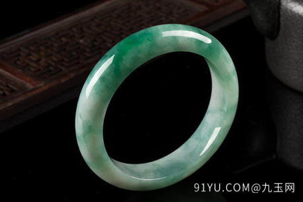 翡翠手镯6.jpg?x-oss-process=image/auto-orient,1/quality,q_90/watermark,image_dXBsb2Fkcy93YXRlcl9tYXJrL2ppdXl1LnBuZz94LW9zcy1wcm9jZXNzPWltYWdlL3Jlc2l6ZSxQXzM1L2JyaWdodCw4NA,x_12,y_18