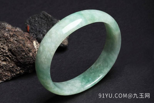 贵妃镯.jpg?x-oss-process=image/auto-orient,1/quality,q_90/watermark,image_dXBsb2Fkcy93YXRlcl9tYXJrL2ppdXl1LnBuZz94LW9zcy1wcm9jZXNzPWltYWdlL3Jlc2l6ZSxQXzM1L2JyaWdodCw4NA,x_12,y_18