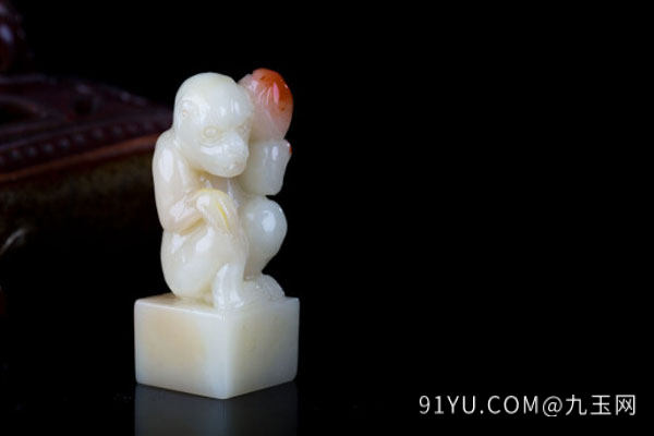 寿山石猴子2.jpg?x-oss-process=image/auto-orient,1/quality,q_90/watermark,image_dXBsb2Fkcy93YXRlcl9tYXJrL2ppdXl1LnBuZz94LW9zcy1wcm9jZXNzPWltYWdlL3Jlc2l6ZSxQXzM1L2JyaWdodCw4NA,x_12,y_18