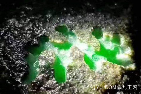 开窗冰阳绿翡翠的保养