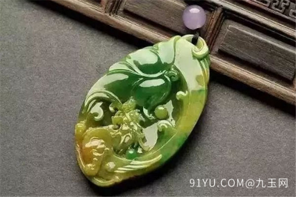 鱼化龙翡翠挂件寓意