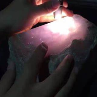 紫色翡翠原石打灯表现