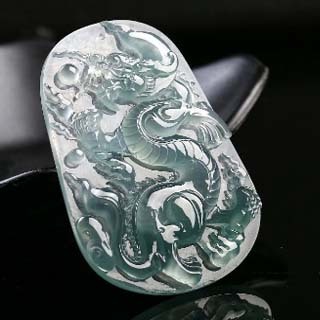 翡翠龙柱挂件的寓意