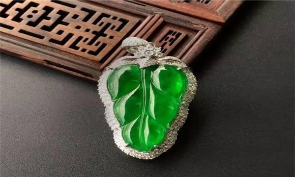 翡翠玉叶镶嵌什么金好