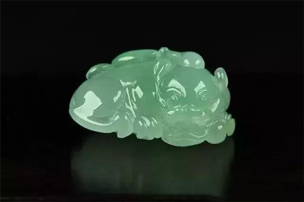 翡翠龙柱挂件的寓意