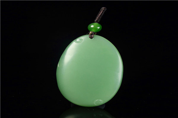 src=http___5b0988e595225.cdn.sohucs.com_images_20180706_201a20e98ebf47819c7927a2de78fdbd.jpeg%26refer%3dhttp___5b0988e595225.cdn.sohucs.jpg_/index.html></span></p><p><span>当然,</span><span>和其他玉石一样,碧玉的价格也是由品质决定的。以碧玉吊坠为例,目前市场上优质的碧玉手镯,价格可以高达几十万元一只,其特点是通体呈现浓郁鲜亮的菠菜绿,色泽分布均匀,质地细腻油润,且没有黑点。若是颜色较浅,缺少油润感的碧玉手镯,那么价格一般就只几千元左右,如果还有大量黑点的话,这个价格还会减少。</span></p><p style=
