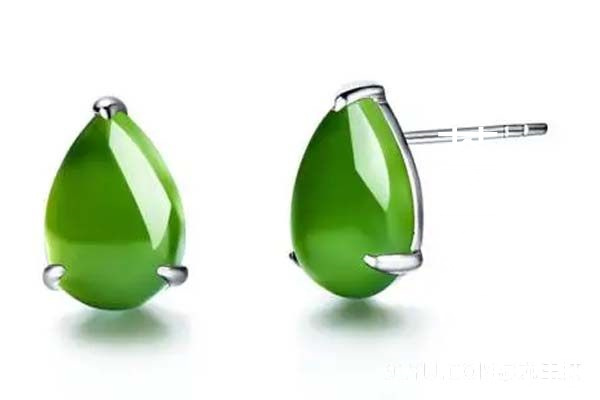 和田碧玉耳钉.jpg
