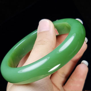 青玉镯是什么样的