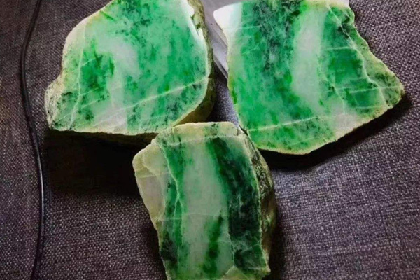 翡翠原石脏色和石花是什么？带你了解一下