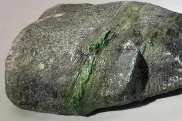 常说的翡翠原石的蟒带是什么？翡翠原石蟒带有什么特征？