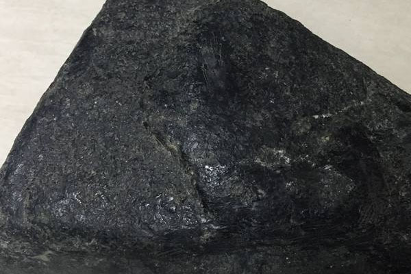 怎样的木那黑皮翡翠原石开窗可以开出高货？你知道吗？
