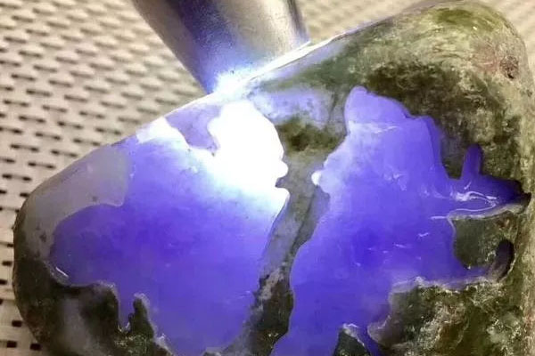 木那淡春带彩翡翠原石怎么样？淡春彩翡翠值钱吗？
