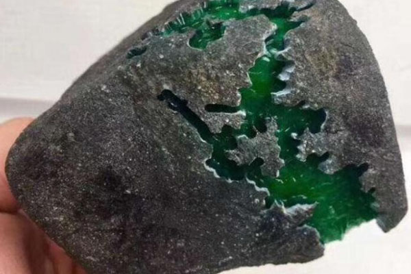 木那超大苍蝇翅翡翠原石是什么样子的？苍蝇翅翡翠原石有什么特点？