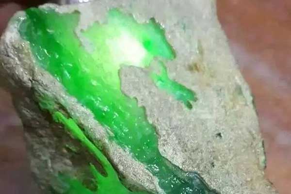 翡翠原石木那玻璃种料多少钱？玻璃种翡翠原石介绍