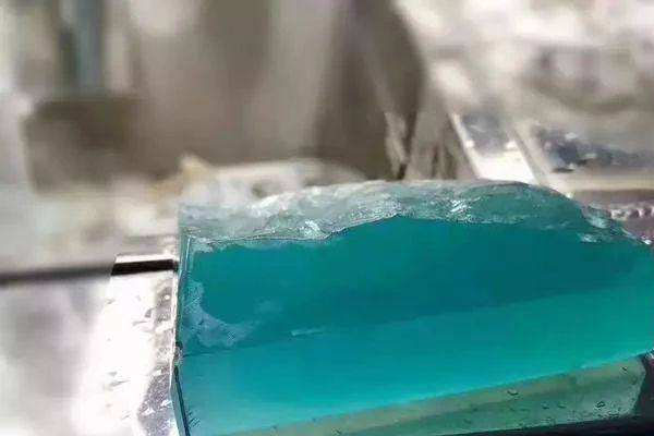 木那冰蓝翡翠原石值钱吗？冰蓝翡翠原石怎么鉴别？