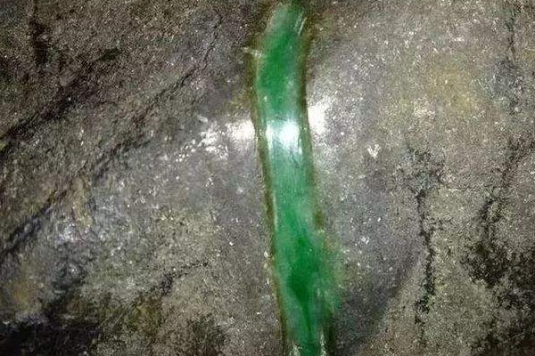 翡翠原石蟒.jpg