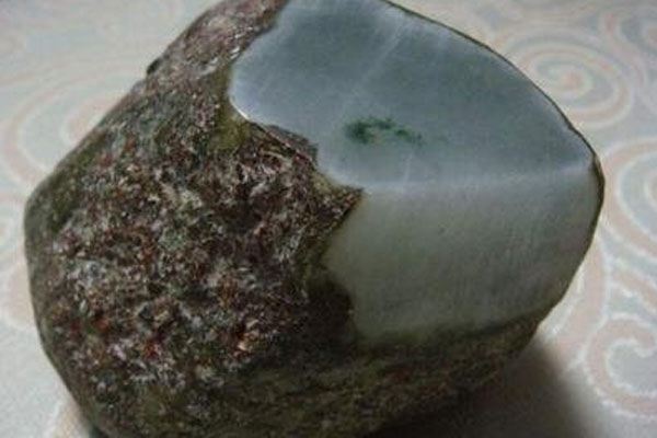缅甸玉石翡翠原石七大场口 缅甸翡翠原石的特征