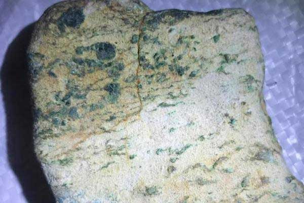 翡翠原石上的松花详解 翡翠原石松花分类