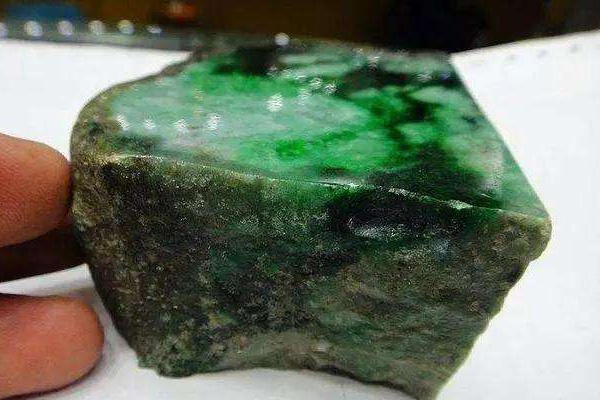 翡翠原石有活癣应该怎么办？翡翠原石都有哪些癣？