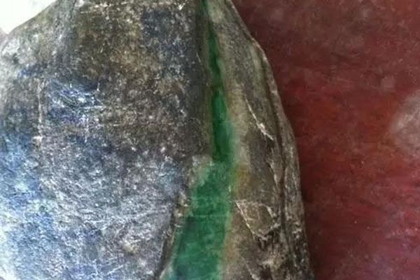 翡翠原石蟒带是什么？翡翠原石有蟒带好吗？