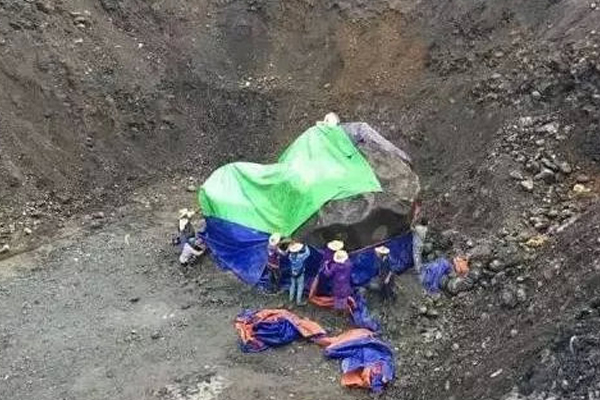 巨型翡翠原石2.jpg