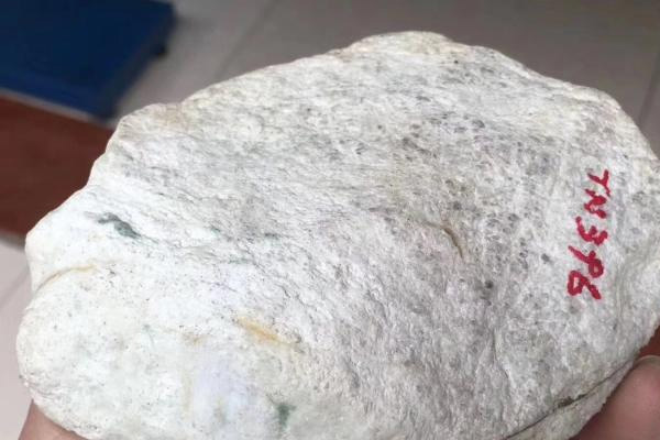 木那翡翠原石白皮的特点你了解的有多少？