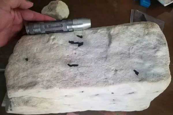 脱沙翡翠原石什么意思？脱沙翡翠原石特点