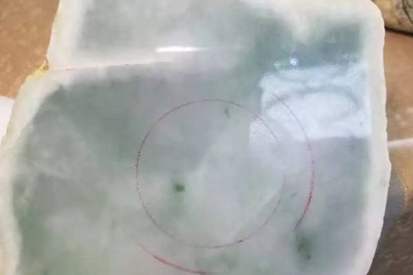 木那翡翠原石皮壳漏雾是怎么回事？你知道皮壳与雾的关系吗？