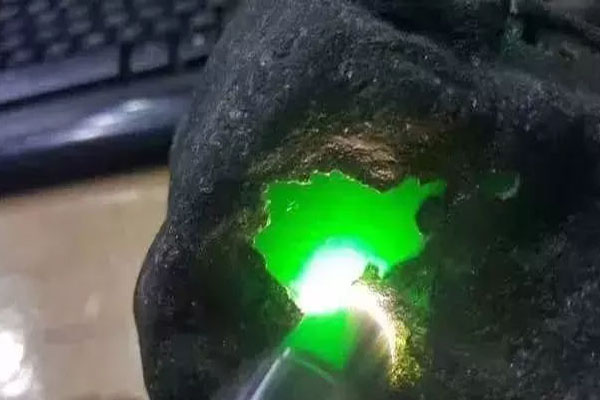 怎么鉴别翡翠原石 鉴别翡翠原石的方法