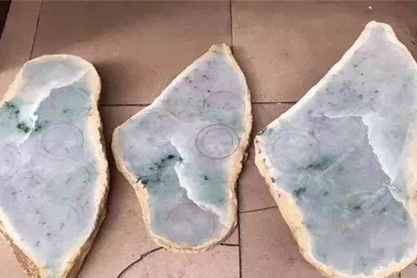 木那姐堆翡翠原石切了一刀是什么样子的？木那姐堆翡翠原石