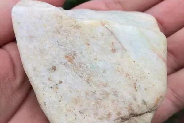 木那和摆山桥场口的翡翠原石相似吗？摆山桥场口有什么特别之处？