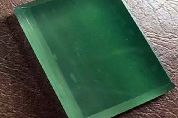 木那色料最好的的翡翠原石皮壳是什么？木那皮壳的种类介绍