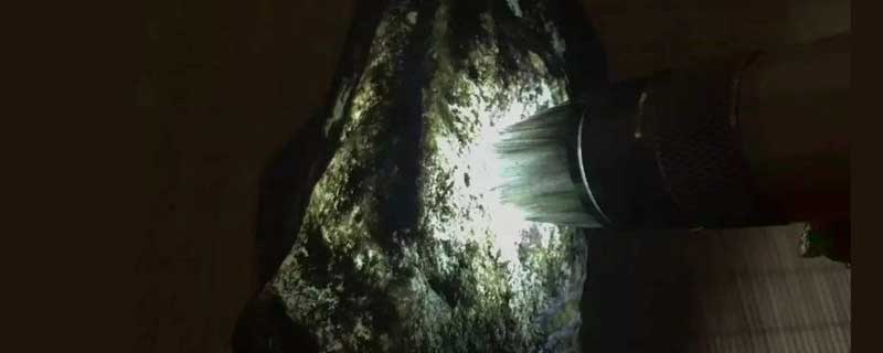 老象皮莫西沙翡翠原石特点