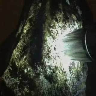 老象皮莫西沙翡翠原石特点