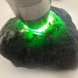如何赌开窗翡翠原石