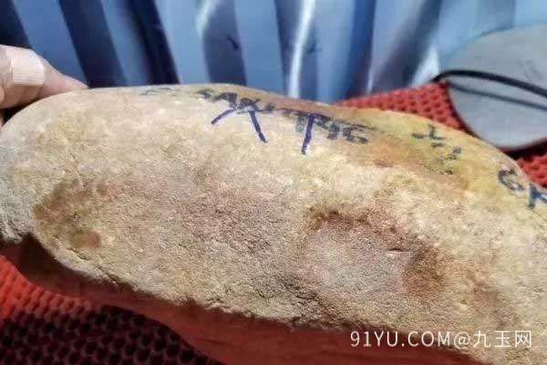 鸡血翡翠原石怎么辨别