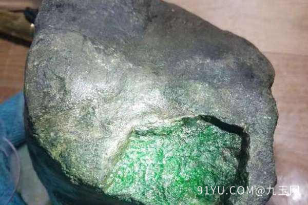 广安莫西沙翡翠原石特点